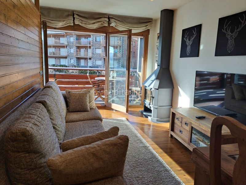 Foto 15d05a8e-b9d6-48b0-88cf-7af1a1d8984d. Pis amb xemeneia calefacció aparcament a Llívia