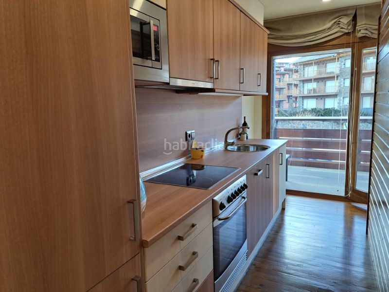 Foto 2486d115-9ef0-404a-a5f1-e47fff8f30c8. Pis amb xemeneia calefacció aparcament a Llívia