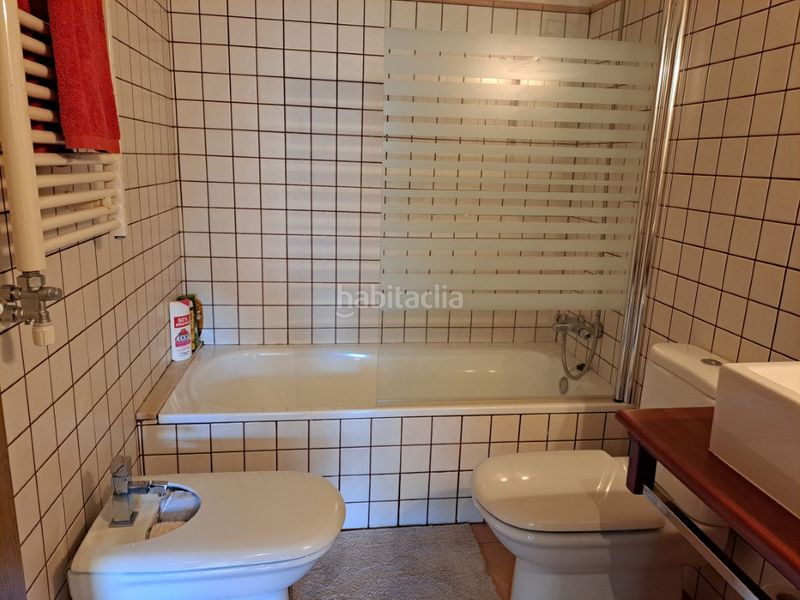 Foto 286e2f65-fb0e-48d2-94eb-ccf380d743a9. Pis amb xemeneia calefacció aparcament a Llívia