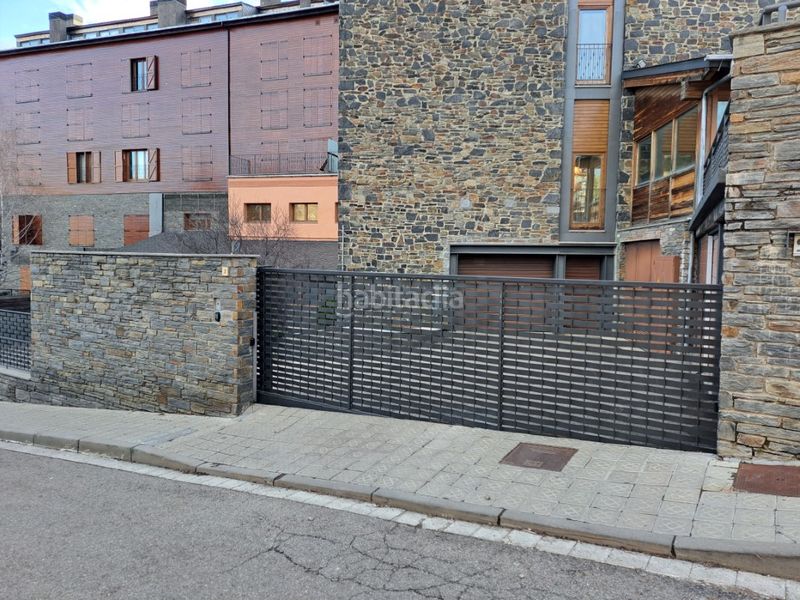 Foto 2cd034c4-2c7e-443e-b967-edcd2a3fe16b. Pis amb xemeneia calefacció aparcament a Llívia