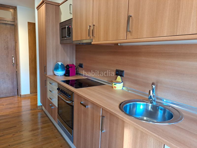 Foto 4bdba906-95ab-4c44-a1de-6a36b68799d9. Pis amb xemeneia calefacció aparcament a Llívia