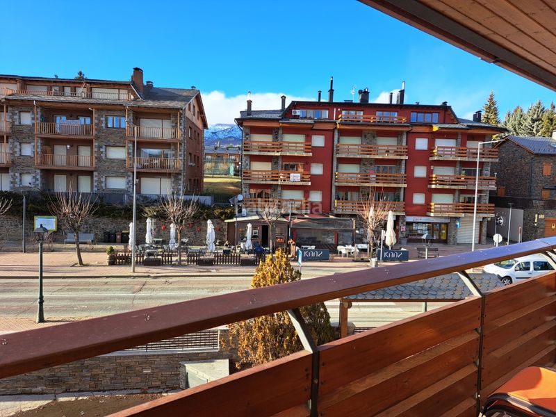 Foto 6bd53334-d557-46b6-bf4f-82e70575e240. Pis amb xemeneia calefacció aparcament a Llívia