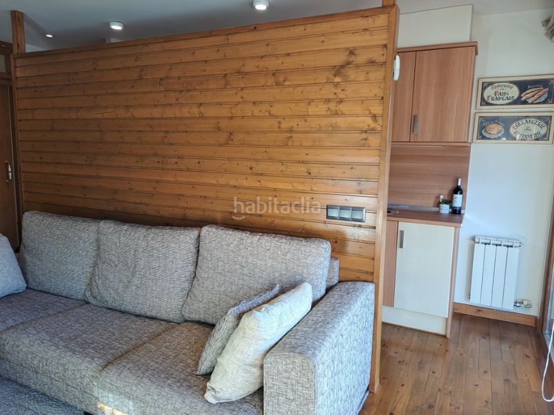 Foto 9eea13b8-9837-4866-b78c-51eba919f3b9. Pis amb xemeneia calefacció aparcament a Llívia