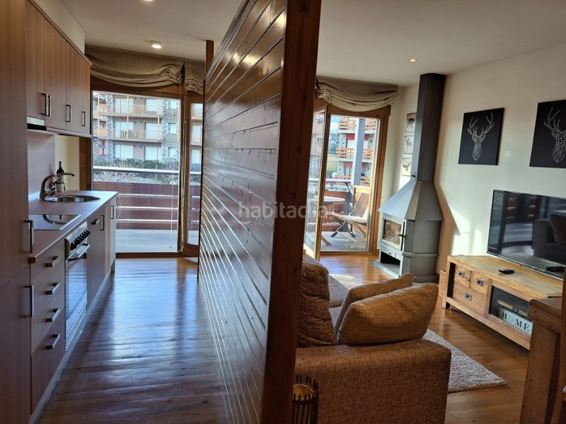 Foto c4c55bf4-a5b7-49f0-b0e0-a37a2ead6382. Pis amb xemeneia calefacció aparcament a Llívia