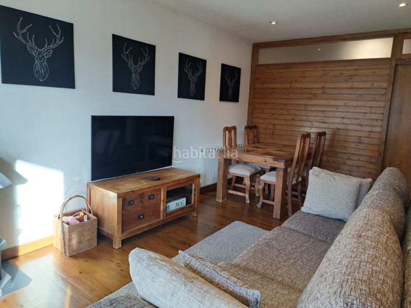 Foto dee1b88d-6884-41ea-aa0a-36f7b9590090. Pis amb xemeneia calefacció aparcament a Llívia