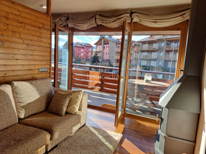 Foto e0f7aba3-5a92-4270-8ec1-e47e858f7652. Pis amb xemeneia calefacció aparcament a Llívia