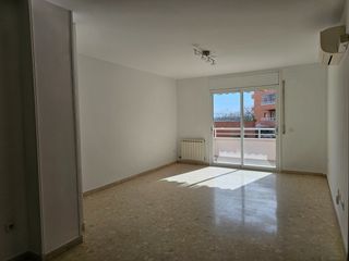 Miete Etagenwohnung  Carrer macià mallol i bosch. Amplio y luminoso piso en zona joan xxiii