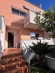 Semi detached house  Avinguda de la llibertat. Magnífica casa familiar con 5 habitaciones, 3 baños y amplio gar