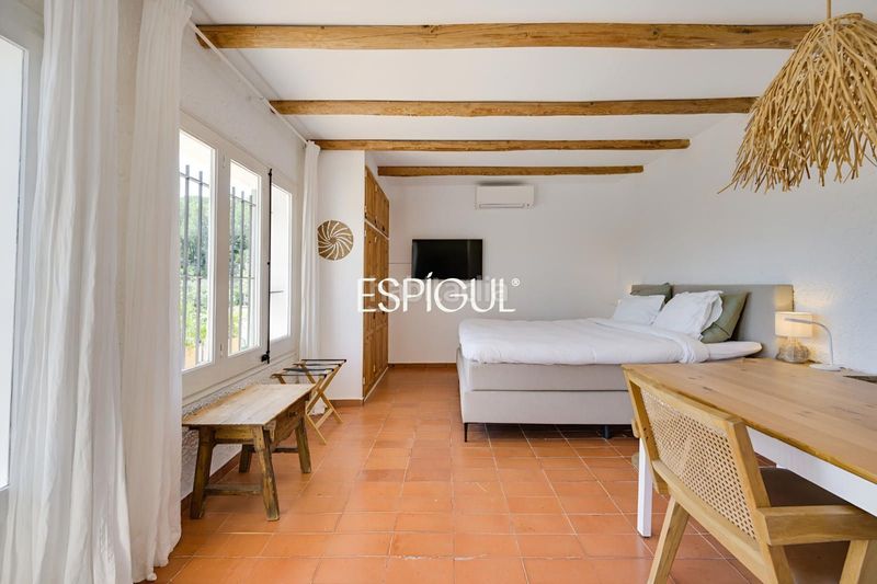 Foto f64f0a6d-86a5-49a5-b6ef-d05fca51f1a3. Casa amb calefacció aparcament piscina a Vall-llobrega