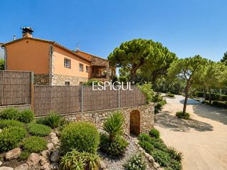 Casa  Ebre. Casa familiar en finca verd con gran potencial