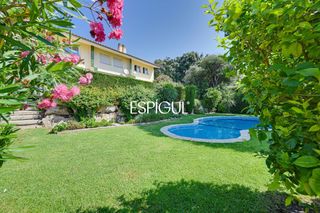 Casa adossada  Penyes les. Casa con vistas al mar, jardín y piscina