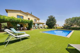 Haus  Onze de setembre. Exclusiva casa con piscina en montras