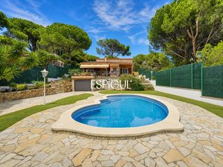 House  Mas ambros. Chalet reformado con piscina en calonge