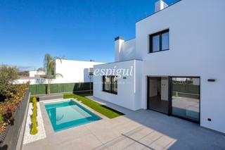 Terreny residencial  Cadi. Terreno con vistas al mar de 1.573m en la urbanización de treuma