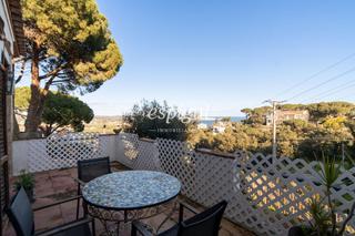 Casa a Torre Valentina-Mas Vilar de La Mutxada-Treumal. Exclusiva casa con jardín y vistas panorámicas al mar