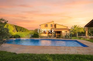 Casa  Mas palli. Amplia villa con piscina privada en mas pallí, calonge