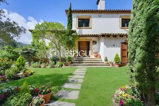 Casa a Carrer pirneus 504. Villa con vistas al massís de lardenyacadiretes