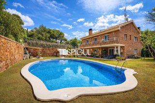 Casa  Salvador espriu. Gran casa unifamiliar con amplia parcela, piscina privada  y muc