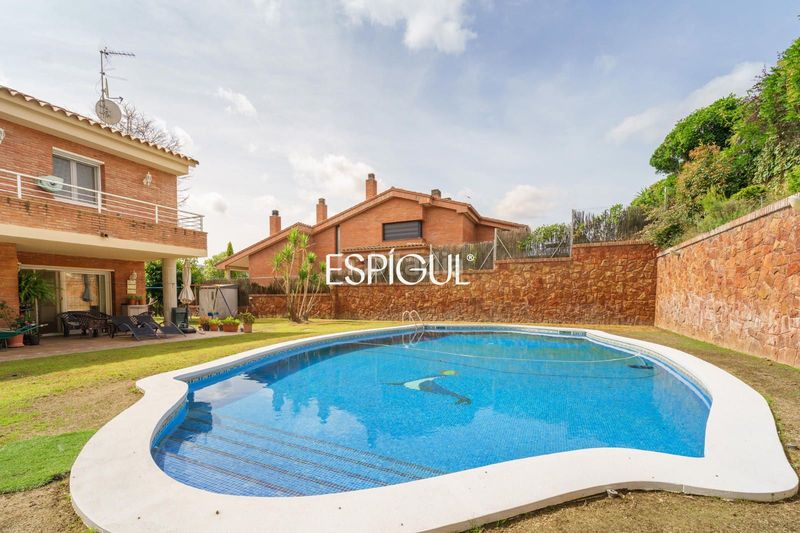 Foto b94fe0fd-3ac2-4010-8173-f030d2cee1f4. Casa amb calefacció aparcament piscina a Vallromanes