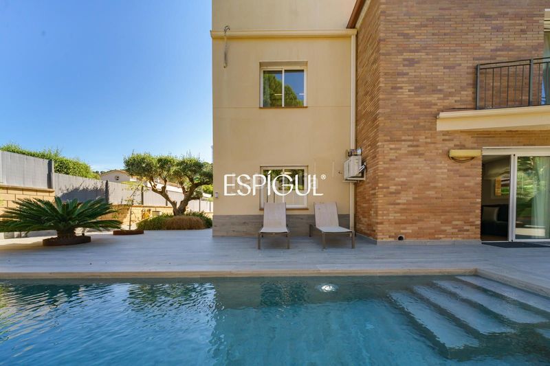 Foto 7e37215c-62ee-4755-a2c4-2308c469e475. Casa amb calefacció aparcament piscina a Canet de Mar