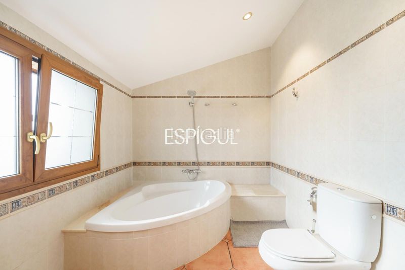 Foto 1b2407d1-7746-498e-8673-24315aed7749. Casa amb calefacció aparcament a Nucli Urbà Argentona