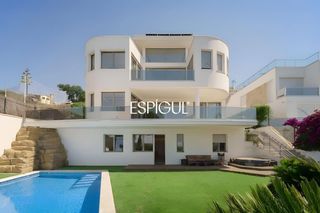 Casa  Llobatera. Exclusiva villa de lujo con piscina y vistas espectaculares al m