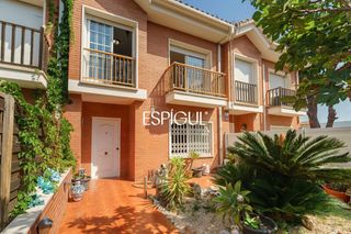Casa adosada  Ramón llull. Casa adosada con piscina privada en el centro  de premià de mar