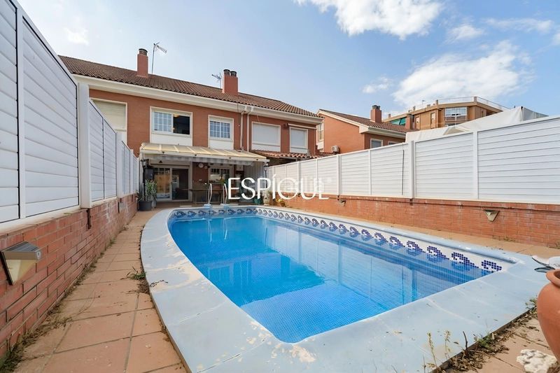 Foto 3f0999db-38a3-4aeb-a1ef-e9062a031937. Casa adossada amb calefacció aparcament piscina a Premià de Mar