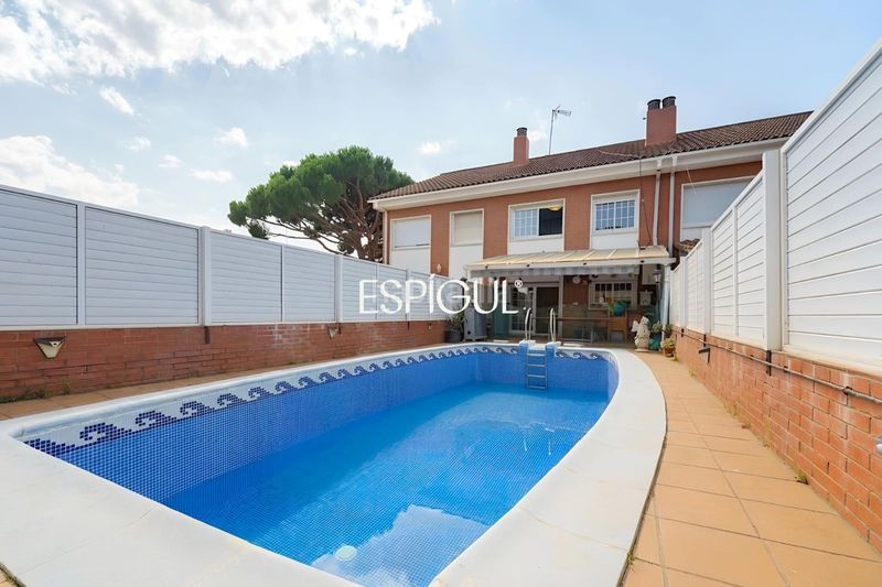 Foto a9e49460-e369-4893-b858-6f09b9ca8569. Casa adossada amb calefacció aparcament piscina a Premià de Mar