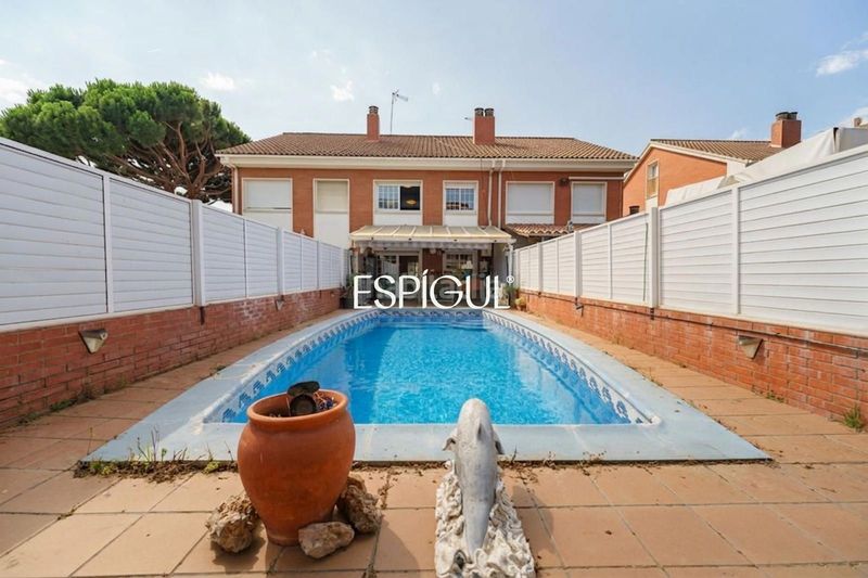 Foto f89cd7a1-e5e5-4cfe-a9e2-734a2518fe56. Casa adossada amb calefacció aparcament piscina a Premià de Mar