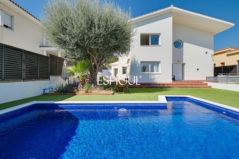 Foto 4b842dfc-5695-48b4-8b55-8405a78bab48. Casa amb calefacció aparcament piscina a Alella