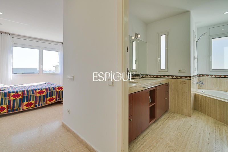 Foto 84ac98a3-ce8c-4c34-96a9-d01b7c0f9a8e. Casa amb calefacció aparcament piscina a Alella
