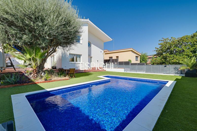 Foto a691bff5-9e6e-446a-8ff0-50c7ce041948. Casa amb calefacció aparcament piscina a Alella