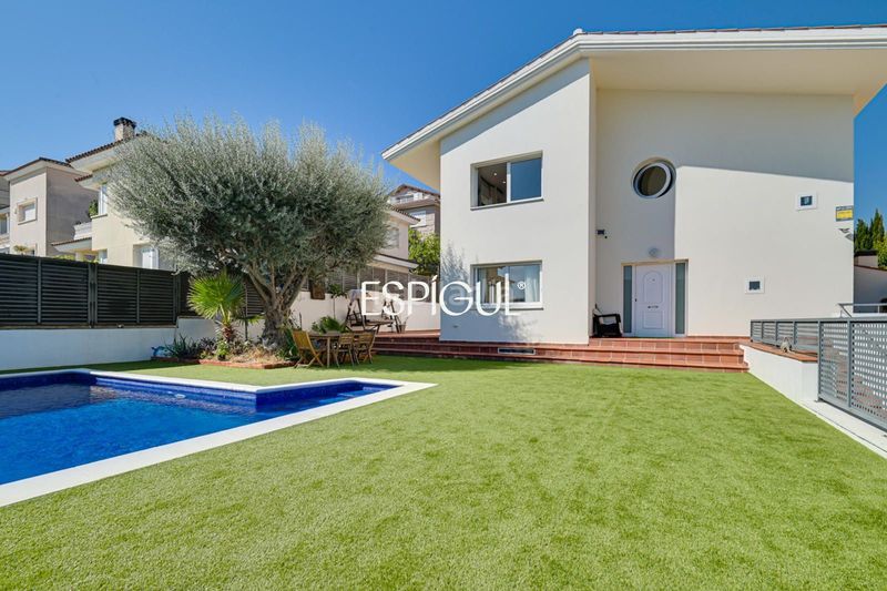 Foto bba1d885-f4f4-4181-b6fb-a2b23ddf1d09. Casa amb calefacció aparcament piscina a Alella