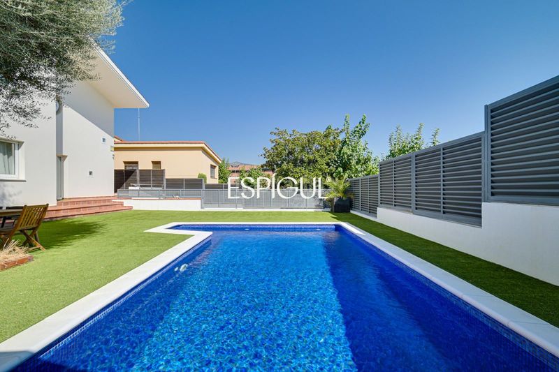 Foto c56e64cf-dc16-41ba-848b-45e4a2abbf7e. Casa amb calefacció aparcament piscina a Alella