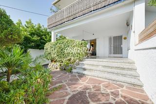 Rent Flat in Alella. Céntrico piso de alquiler temporal con jardín privado y 3 habita