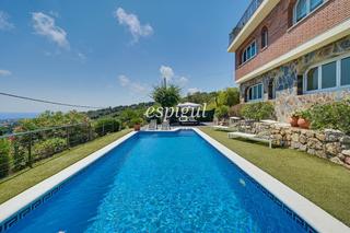 Casa a Alella. Espectacular casa con vistas al mar y la montaña en alella parc