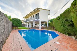 Maison  Puig de pedra. Elegante casa de dos plantas con jardín llano y piscina privada