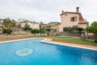 Casa  Calle d'anoia. Espectacular villa de lujo con vistas al mar en can quirze, mata