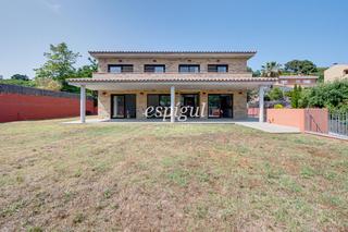 Casa  Pere coromines. Casa de reciente construcción, con 5 habitaciones y amplio jardí