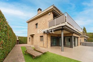 Haus  Sant jordi. Exclusiva casa unifamiliar de obra vista en el centro de vallrom