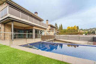 Casa  Sant jordi. Exclusiva casa unifamiliar de obra vista en el centro de vallrom