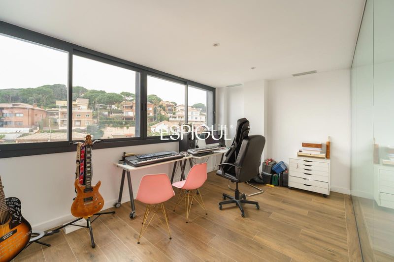 Foto 14648b2f-4d64-4095-9aa8-6e226fa175ec. Casa amb calefacció aparcament piscina a Premià de Dalt