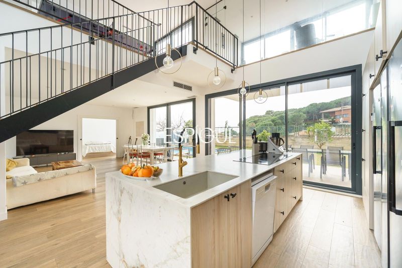 Foto 3bbf3b76-9545-4f20-91c9-fe19d1f836b2. Casa amb calefacció aparcament piscina a Premià de Dalt