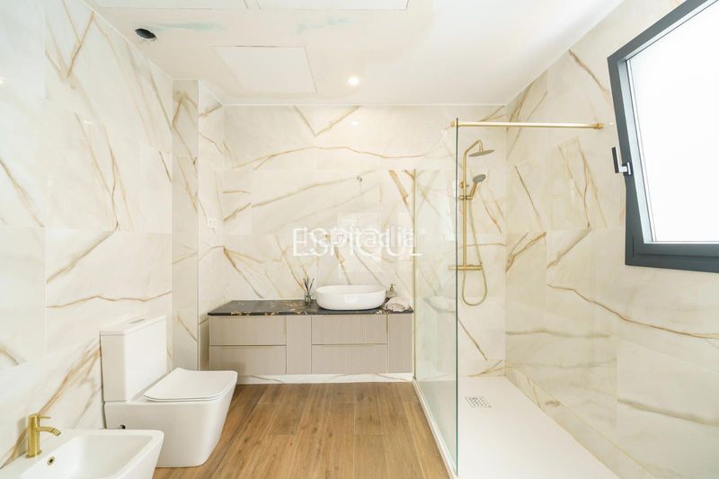 Foto 5e0880c4-08c5-437d-9164-9ab5e59e96aa. Casa amb calefacció aparcament piscina a Premià de Dalt