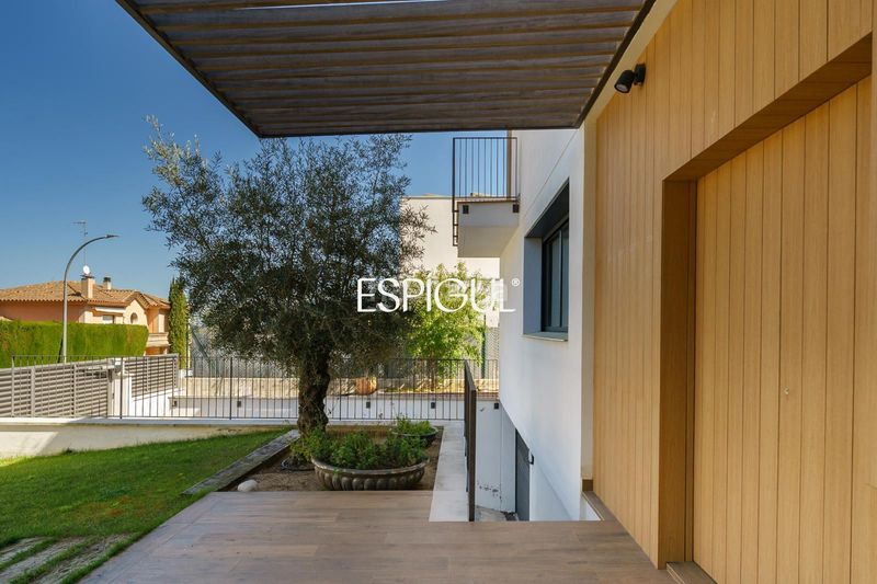 Foto 690d1266-3b79-4b63-9198-e038bdbc0d24. Casa amb calefacció aparcament piscina a Premià de Dalt