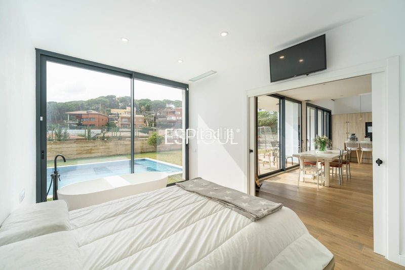 Foto 70ecdc63-1385-486f-9021-5123b4f771eb. Casa amb calefacció aparcament piscina a Premià de Dalt