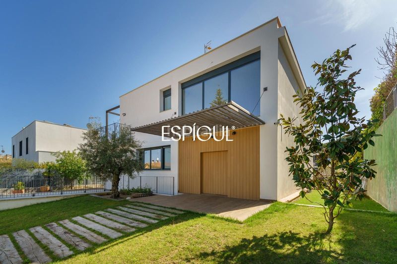 Foto 8fa6e54c-88bc-430e-ba68-0d88ed1d9a35. Casa amb calefacció aparcament piscina a Premià de Dalt