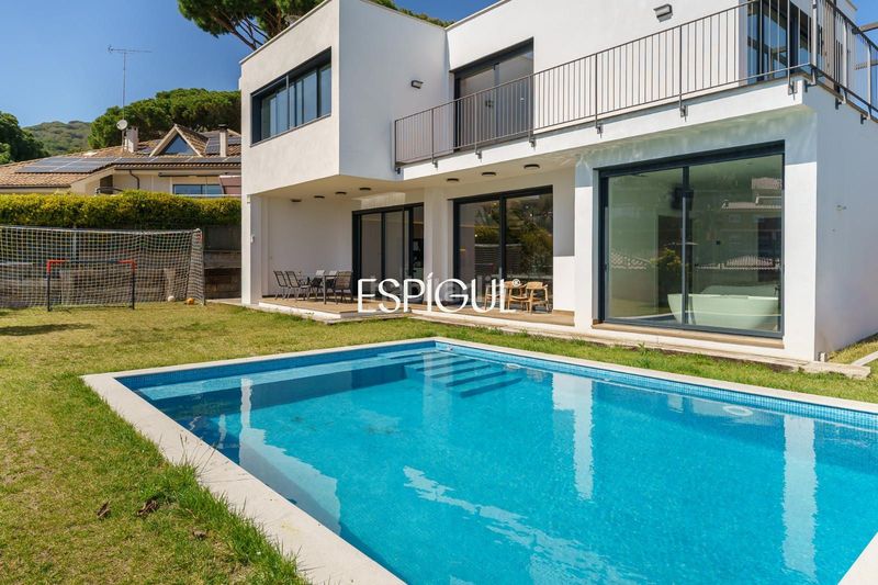 Foto b4e8e637-5fff-4a6b-8346-864ddbe1bee9. Casa amb calefacció aparcament piscina a Premià de Dalt