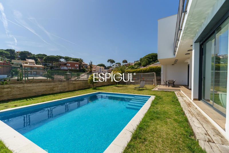 Foto ba003bea-c79d-4727-ad09-70a6446394ab. Casa amb calefacció aparcament piscina a Premià de Dalt